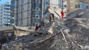 Depremde yıkılan Emre Apartmanı'nın kesilen kolon nedeniyle mahkemelik olduğu ortaya çıktı Depremde yıkılan Emre Apartmanı'nın kesilen kolon nedeniyle mahkemelik olduğu ortaya çıktı