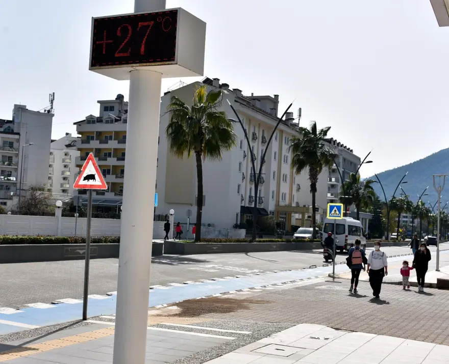 Marmaris'te güneşi gören sahile koştu 