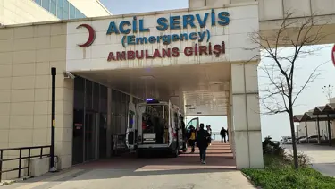 Otomobil belediye otobüsüne çarptı: 1 ölü, 3 yaralı