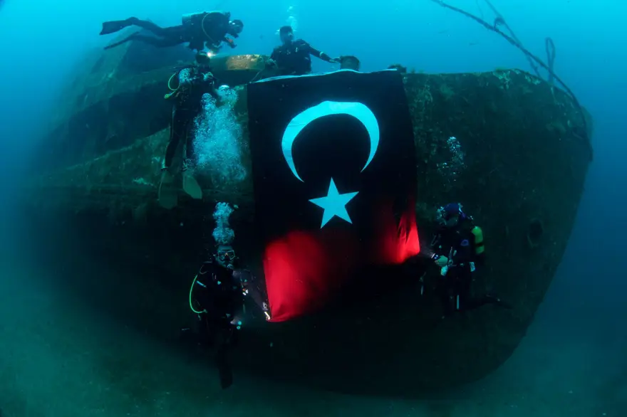 İzmir'in kurtuluşu: Dalgıçlar su altında Türk bayrağı açtı 