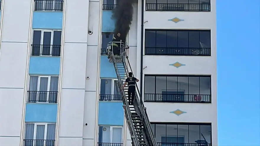 Sivas'ta 10 katlı apartmanda yangın: Can pazarı yaşandı 2