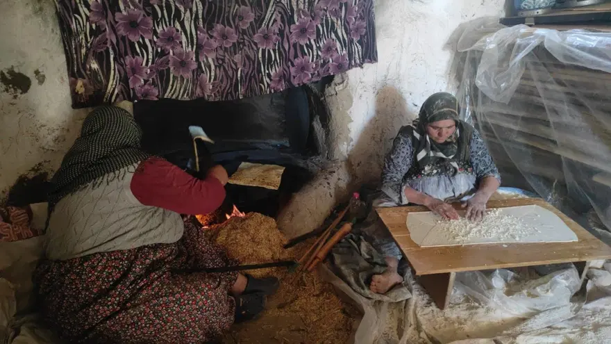 "EŞİMİZLE, DOSTUMUZLA YARDIMLAŞARAK EKMEK YAPARIZ" 4 "EŞİMİZLE, DOSTUMUZLA YARDIMLAŞARAK EKMEK YAPARIZ" 4