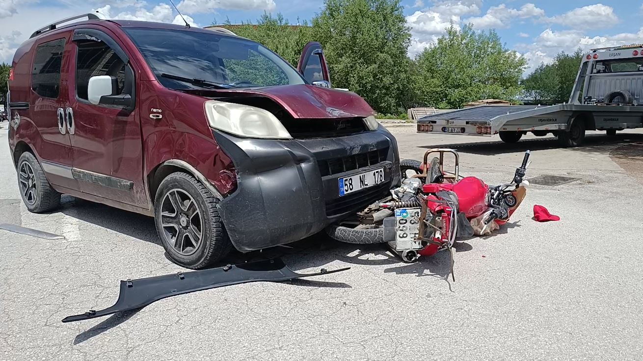 Sivas'ta hafif ticari araç ile motosiklet çarpıştı: 7 yaralı
