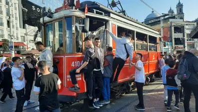 İstanbul'da bayram yoğunluğu | Nostaljik tramvay seferleri durdu