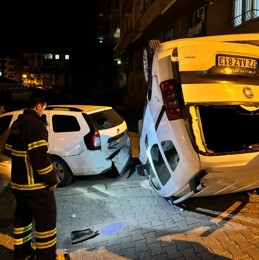 Yokuş aşağı kayan midibüs 9 aracı biçti 