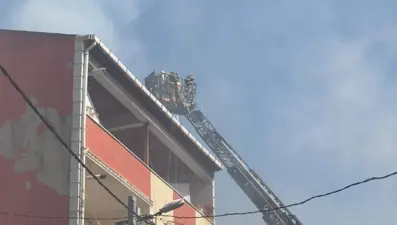 Avcılar'da yangın paniği: Bir evin çatısında başladı, üç binaya sıçradı