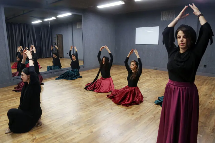 İranlı kadın dansçıların en büyük arzusu halka açık performans sergilemek 1