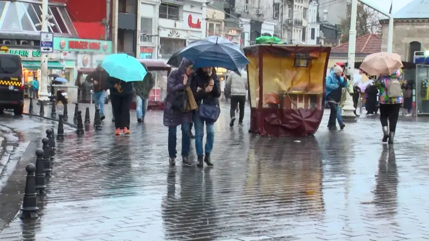 Beylikdüzü'nde kar Taksim'de karla karışık yağmur 2 Beylikdüzü'nde kar Taksim'de karla karışık yağmur 2