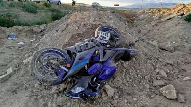 Denizli'de motosiklet yol kenarına devrildi: 2 ölü
