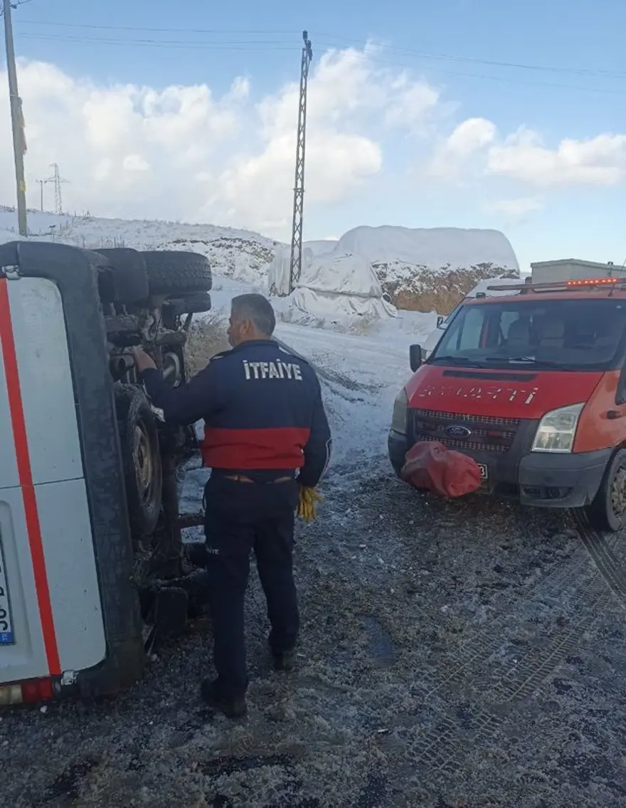Öğretmen servisi devrildi: Yaralılar var 