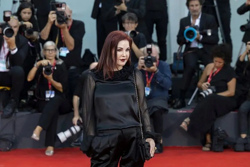 Elvis Presley öldükten sonra evlenmemeye yemin etti Elvis Presley öldükten sonra evlenmemeye yemin etti