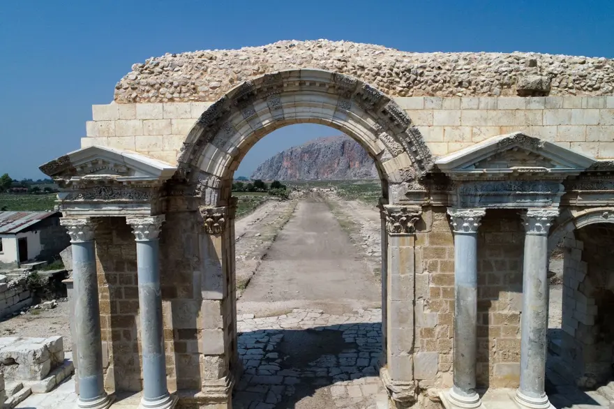 Adana'daki Anavarza Antik Kenti'nde gladyatör mezarlarına rastlandı 22 Adana'daki Anavarza Antik Kenti'nde gladyatör mezarlarına rastlandı 22