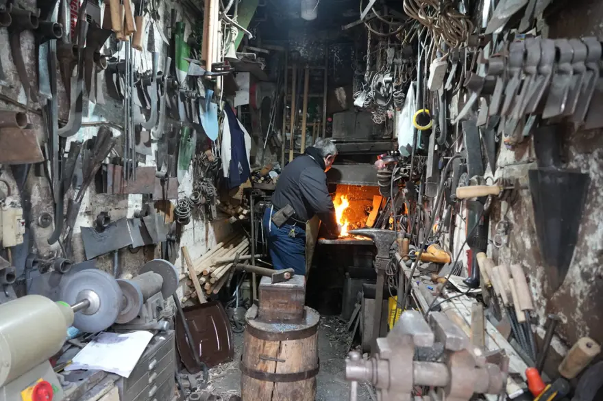 Bu işi yapan 2 kişi kaldı: Unutulmaya yüz tutmuş mesleğini 30 yıldır sürdürüyor 1