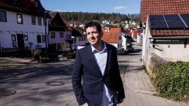 Almanya'ya mülteci olarak gelen Suriyeli Ryyan Alshebl belediye başkanı seçildi