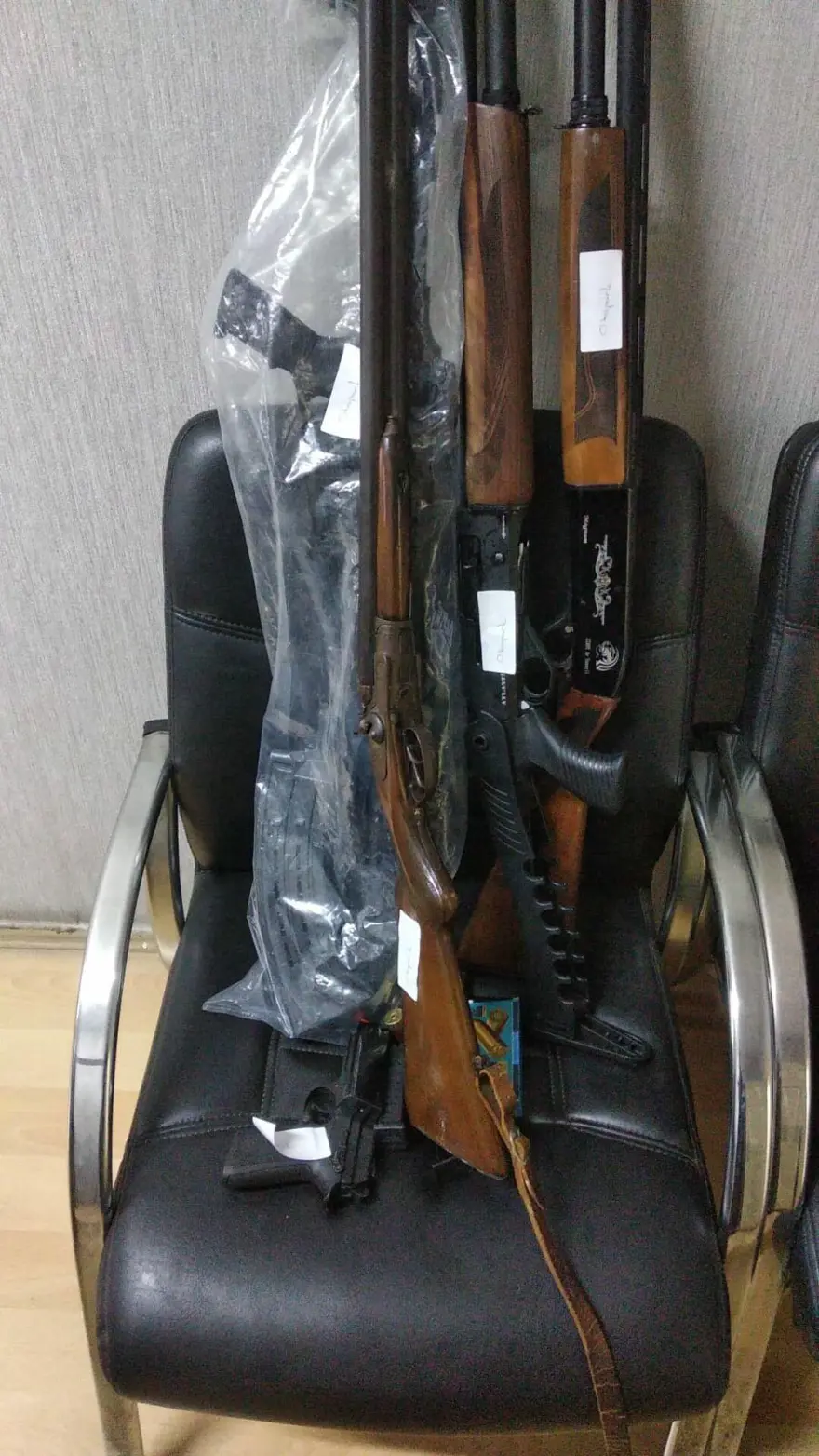 ÇOK SAYIDA SİLAH VE UYUŞTURUCU MADDE ELE GEÇİRİLDİ 3