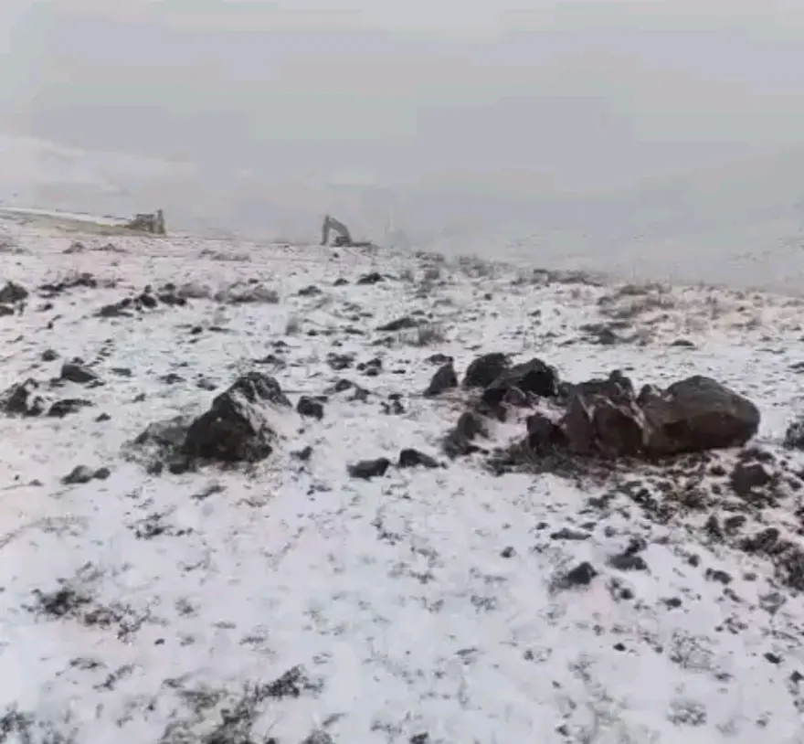 Türkiye'nin en yüksek yerleşim yerlerinden biri: Mevsimin ilk karı düştü 