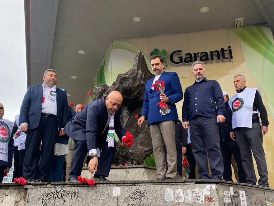 HAK-İŞ Kazancı Yokuşu'na karanfil bıraktı 16