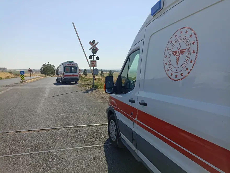 Otomobil rayların üzerine devrildi, 5 kişi yaralandı 2