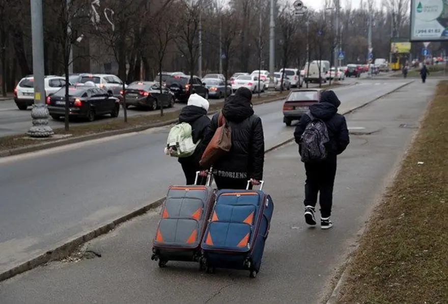 Kiev'de yaşayanlar şehri terk ediyor 5