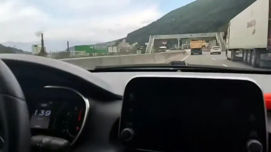 Ne yaptıysa yetişemedi! Trafiği birbirine katan kamyona ceza 3