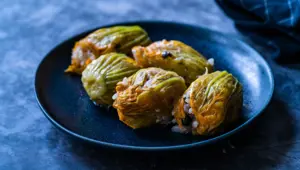 Ege'nin sevilen lezzeti kabak çiçeği dolması (Kabak çiçeği dolması tarifi) Ege'nin sevilen lezzeti kabak çiçeği dolması (Kabak çiçeği dolması tarifi)