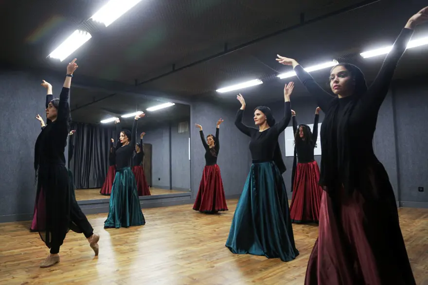 İranlı kadın dansçıların en büyük arzusu halka açık performans sergilemek 10