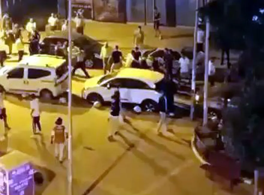 Düğünsalonundaki kavga sokağa taştı: Polis kalabalığı havaya ateş açarak dağıtabildi 4