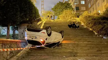 Ümraniye'de 'navigasyon' kazası: Merdivenli sokağa giren araç takla attı