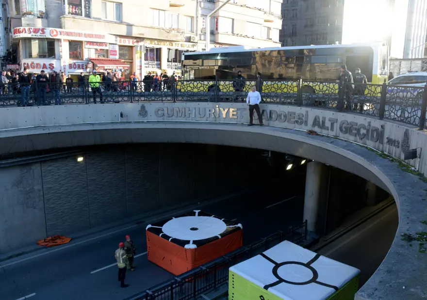 Rusya-Ukrayna savaşını protesto etmek için Taksim'de intihar girişimi 3