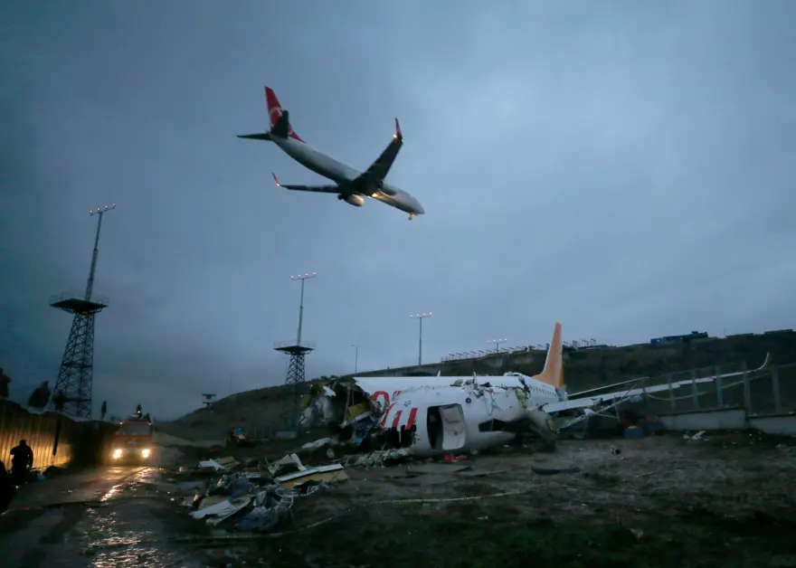 Sabiha Gökçen'de pistten çıkan uçaktan ilk görüntüler 