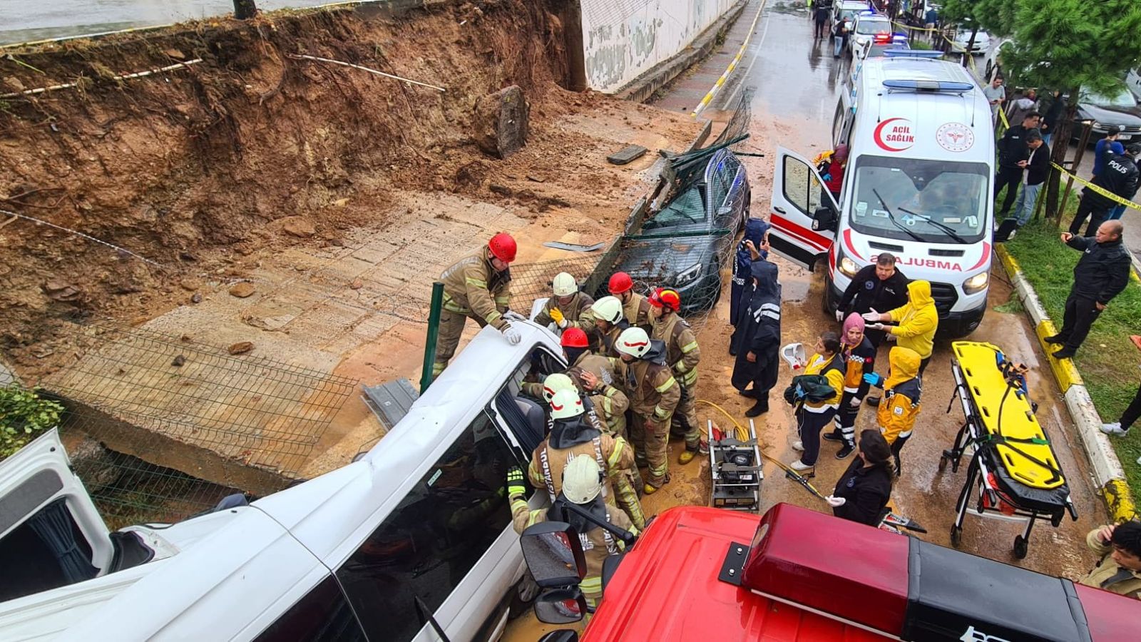SON DAKİKA HABERİ: Pendik'te istinat duvarı araçların üzerine çöktü