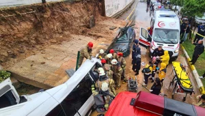 SON DAKİKA HABERİ: Pendik'te istinat duvarı araçların üzerine çöktü SON DAKİKA HABERİ: Pendik'te istinat duvarı araçların üzerine çöktü