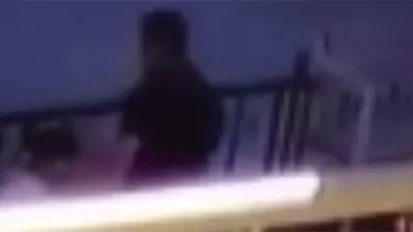 Parkta oynayan çocuğun boynundaki kolyeyi çaldı