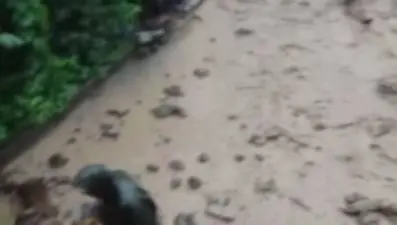 Sele kapılmaktan son anda kurtuldu