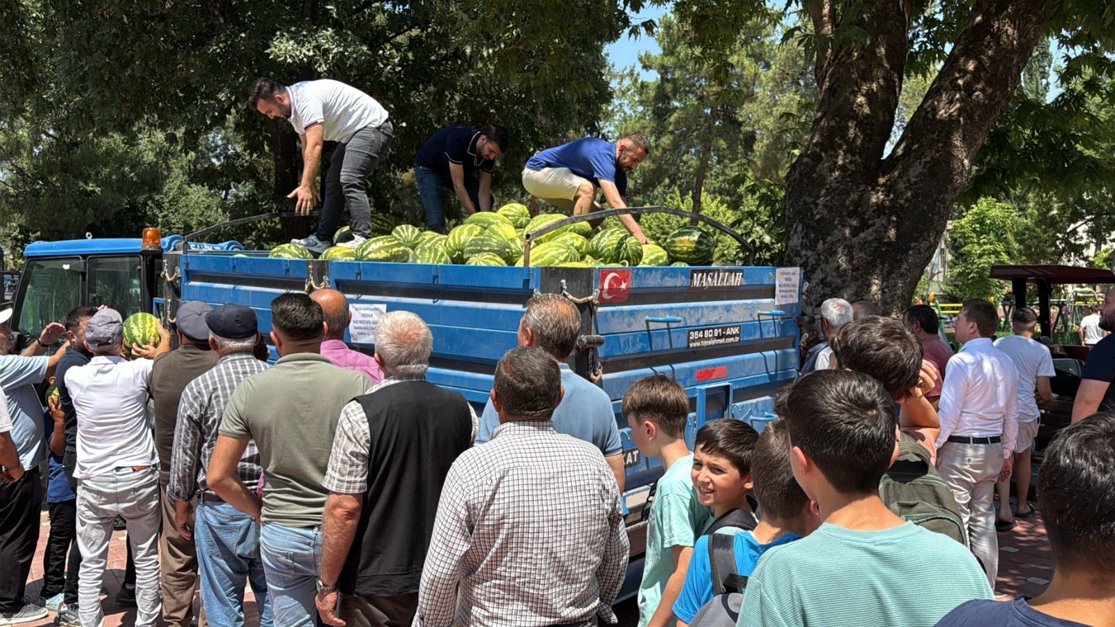 Tam 10 ton karpuz: Hepsini ücretsiz dağıttı
