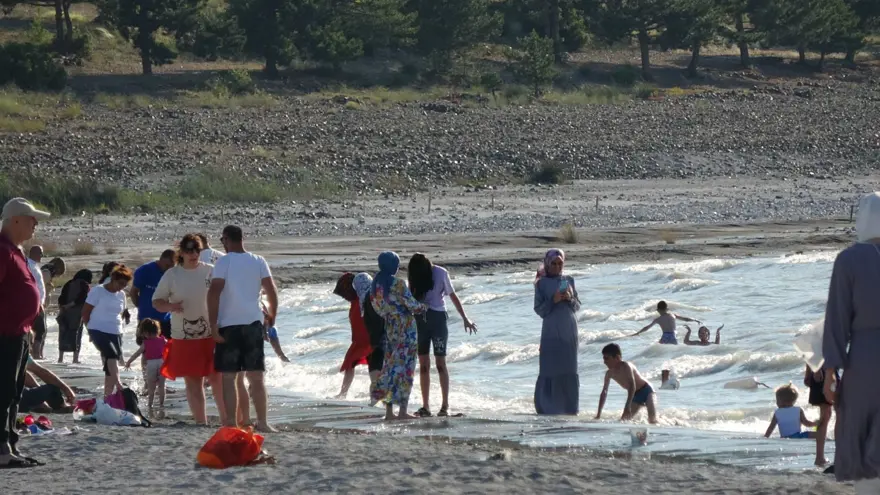 Türkiye'nin Maldivleri Salda Gölü'ne bayramda ziyaretçi akını 