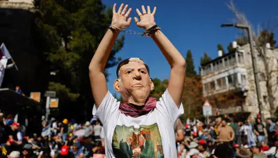 Netanyahu'nun konutu önünde istifa çağrıları: Gazze'deki katliam İsrail'de protesto edildi