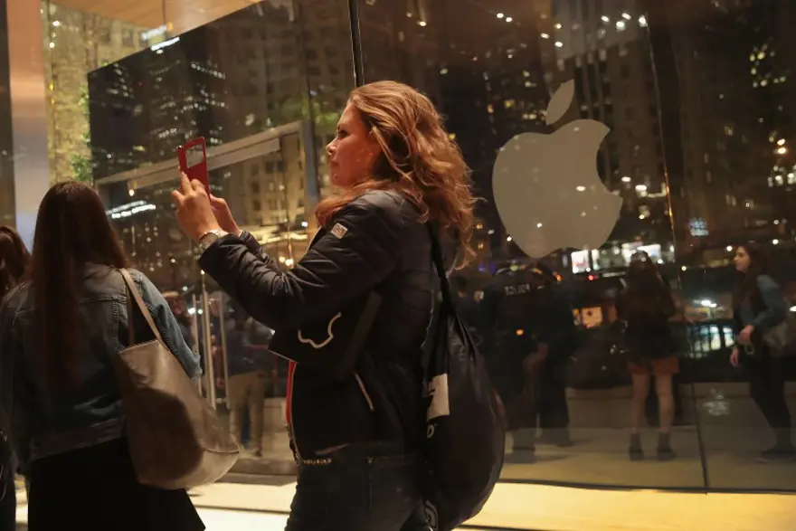 Apple Chicago'da çatısı "MacBook" şeklinde mağaza açtı 9 Apple Chicago'da çatısı "MacBook" şeklinde mağaza açtı 9