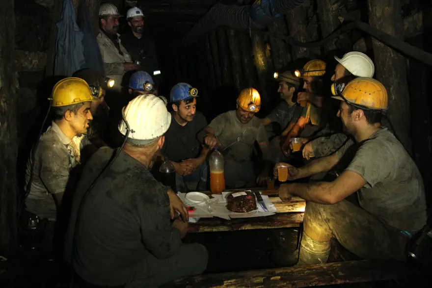 Madenciler, yılbaşını yerin metrelerce altında kutladı 6 Madenciler, yılbaşını yerin metrelerce altında kutladı 6