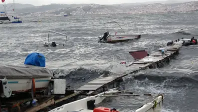 Kocaeli’de sağanak ve fırtına: Tekneler teker teker battı