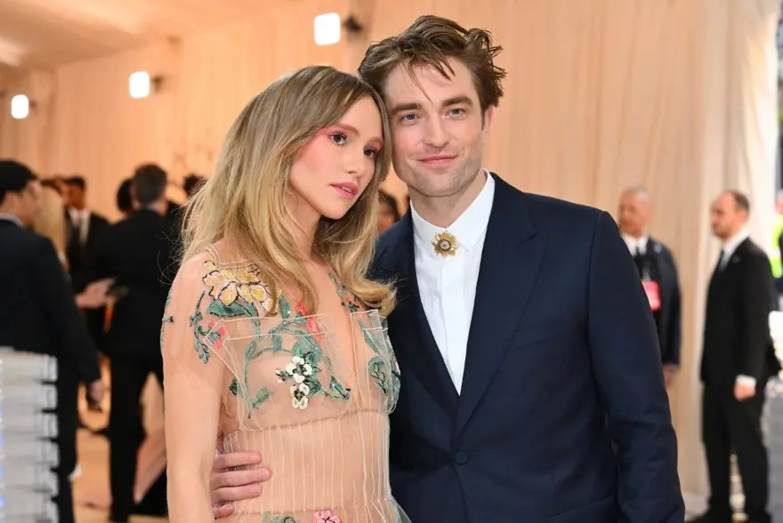 Suki Waterhouse ve Robert Pattinson çifti bebek bekliyor Suki Waterhouse ve Robert Pattinson çifti bebek bekliyor