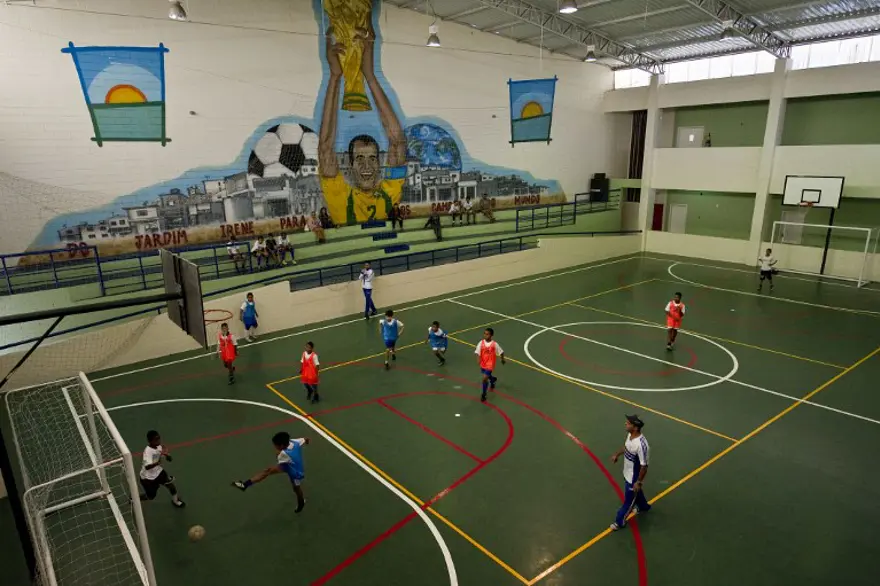 Efsane futbolcudan çocuklara destek 6
