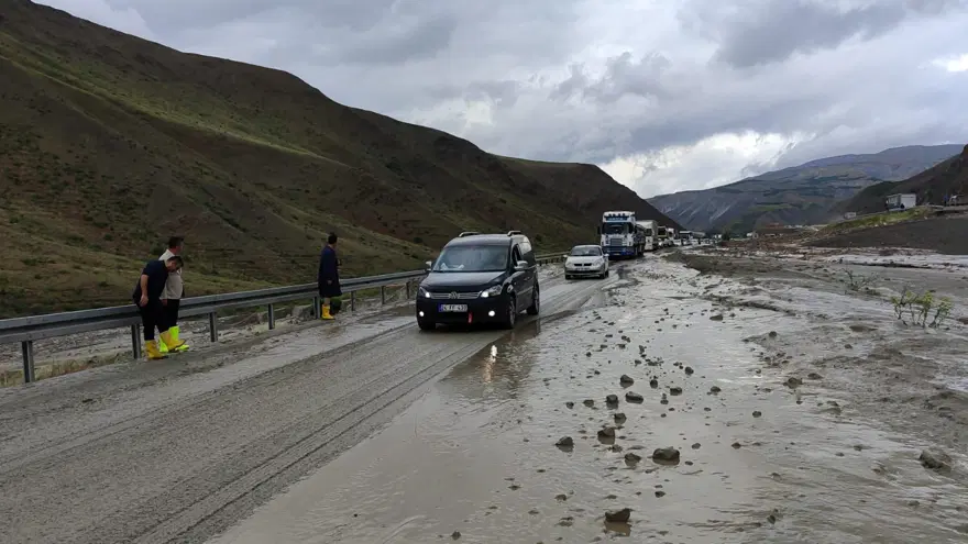 Karadeniz'i sel vurdu: Dereler taştı, yollar göle döndü, evleri su bastı 36 Karadeniz'i sel vurdu: Dereler taştı, yollar göle döndü, evleri su bastı 36
