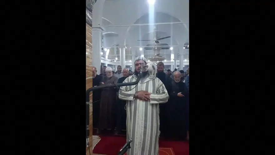Teravih namazı kıldıran imamın kedi şefkati viral oldu 8