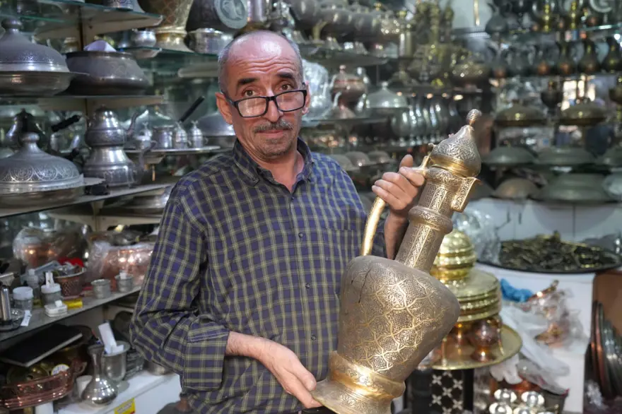 İlmek ilmek işlenen bakır ibrikleri 100 bin TL'ye satıyor: ''Herkesin alabileceği bir ürün değil'' İlmek ilmek işlenen bakır ibrikleri 100 bin TL'ye satıyor: ''Herkesin alabileceği bir ürün değil''