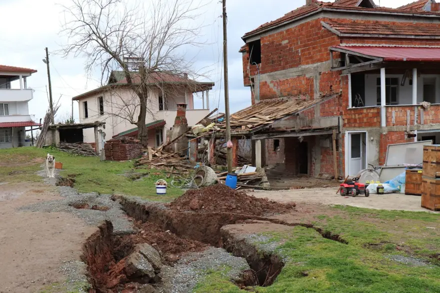 Deprem değil heyelan vurdu 3