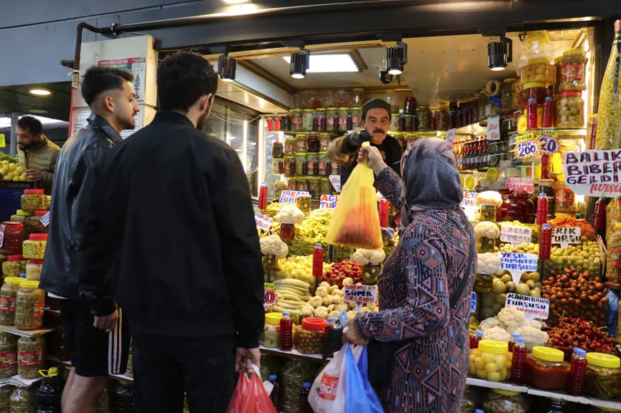 Sofraların vazgeçilmezi: Tezgahları renklendirmeye başladı 