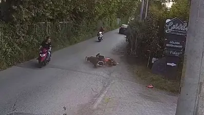 Kasksız sürüş canına mal oluyordu! Başını asfalta çarpıp ağır yaralandı