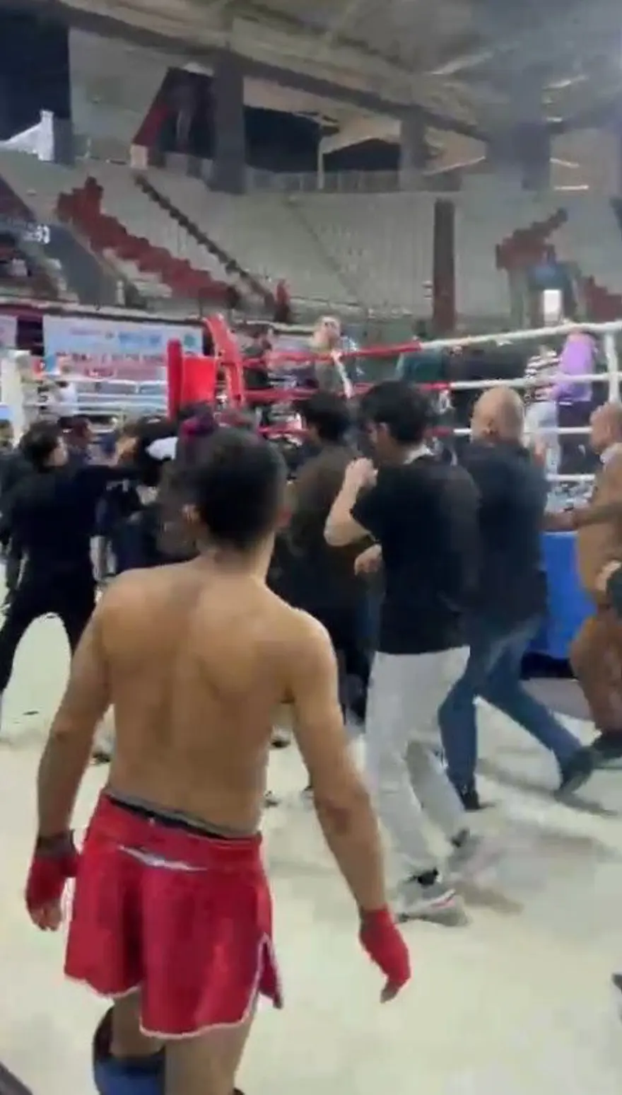 Kick boks maçında kavga ring dışına taştı: Biri hakem iki yaralı 4