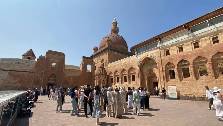 İshak Paşa Sarayı bayramda ziyaretçilerini ağırlıyor 
